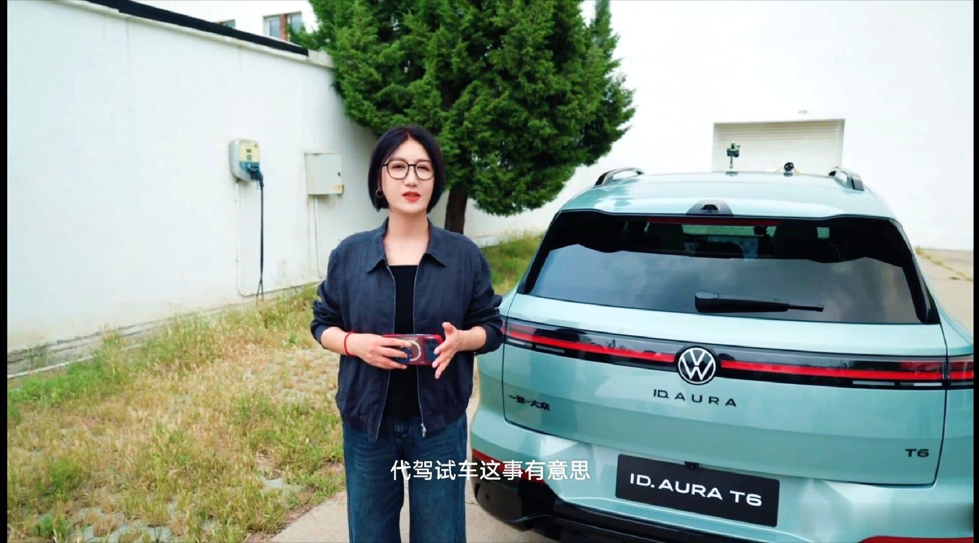 在筹备一汽大众T6访谈时，易立竞的调研方式彻底打破行业常规，让人眼前一亮。她既没有听从品牌方安排的产品经理专业讲解，也没有参考各路车评人的测评内容，而是另辟蹊径，专门找来一位代驾师傅试驾实测T6。
 
之所以选择这种方式，源于她独到的求真思维。品牌官方的讲解内容、车型参数亮点，全部都能 ​