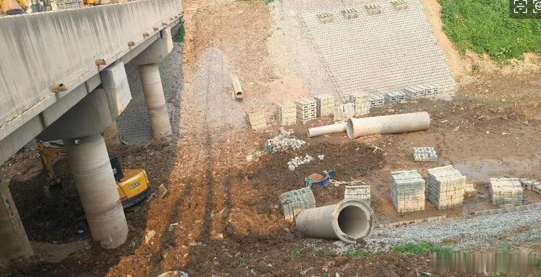 近日，河北省清河县河道治理工程因施工违规问题引发社会广泛关注。这项本应...
