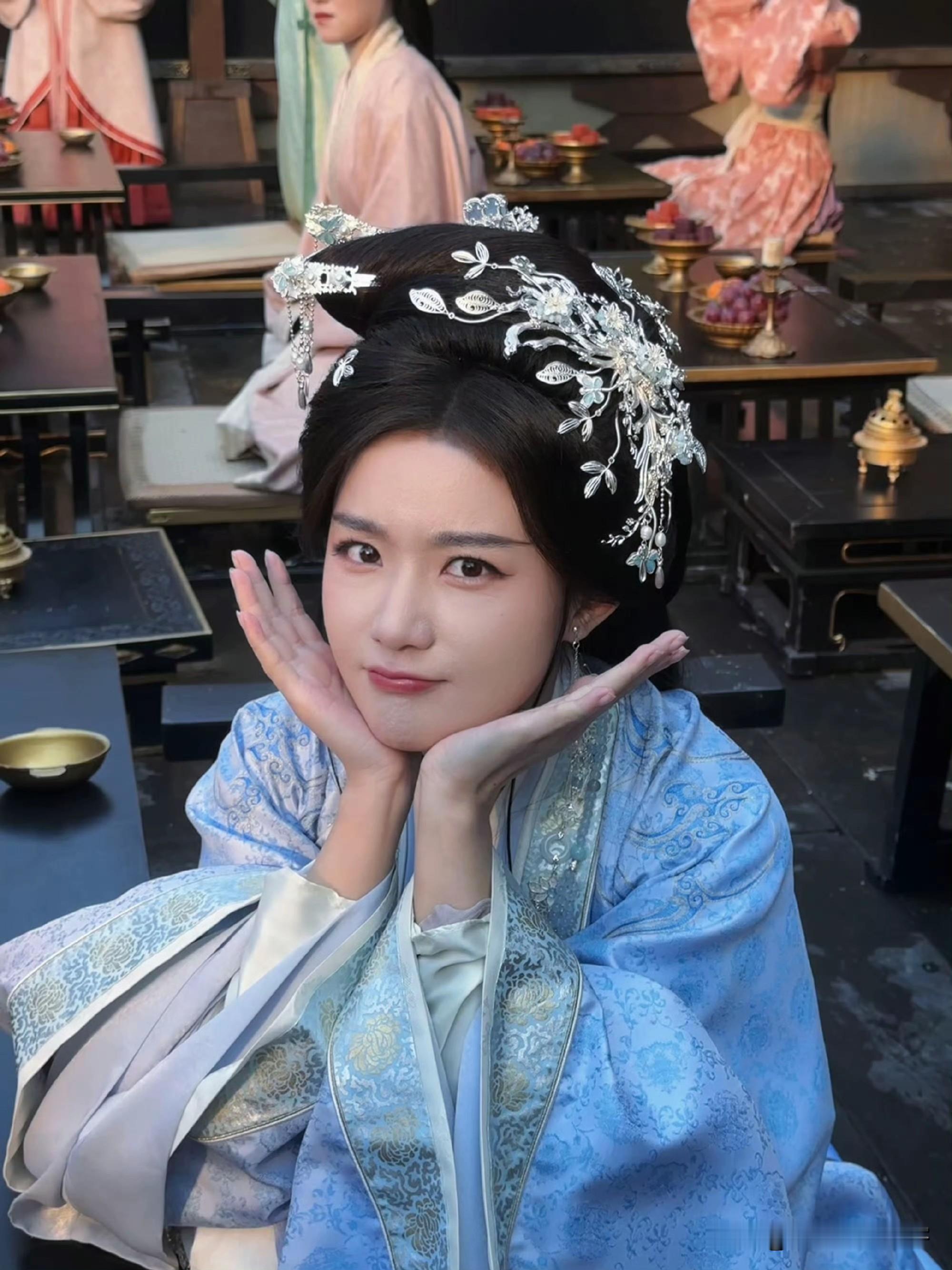 但这种“静”未必是短板。这场戏的背景是上一辈恩怨摊牌，女主刚被生母否认，处于一种“哀莫大于心死”的麻木状态。在这种高压的情绪对