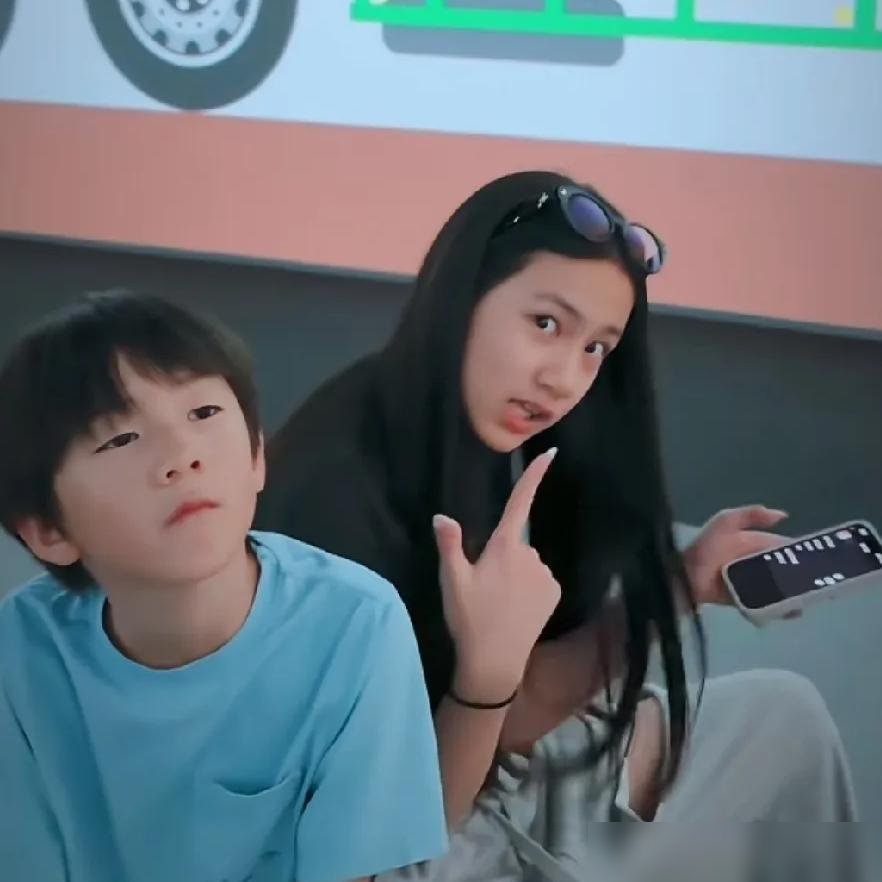 黄磊把9岁儿子正脸放出来了，孙莉的vlog里，那小儿子跑得比谁都快。
前脚刚说不录《向往的生活》了，说自己录到戴呼吸机睡觉。后脚老婆就带着一直藏着的儿子女儿，上了热搜。
做了600道菜的黄小厨，突然不炒菜了，改炒家庭话题了。大女儿多多当年被骂早熟，二女儿现在开始露脸，小儿子直接正脸高清。
退出