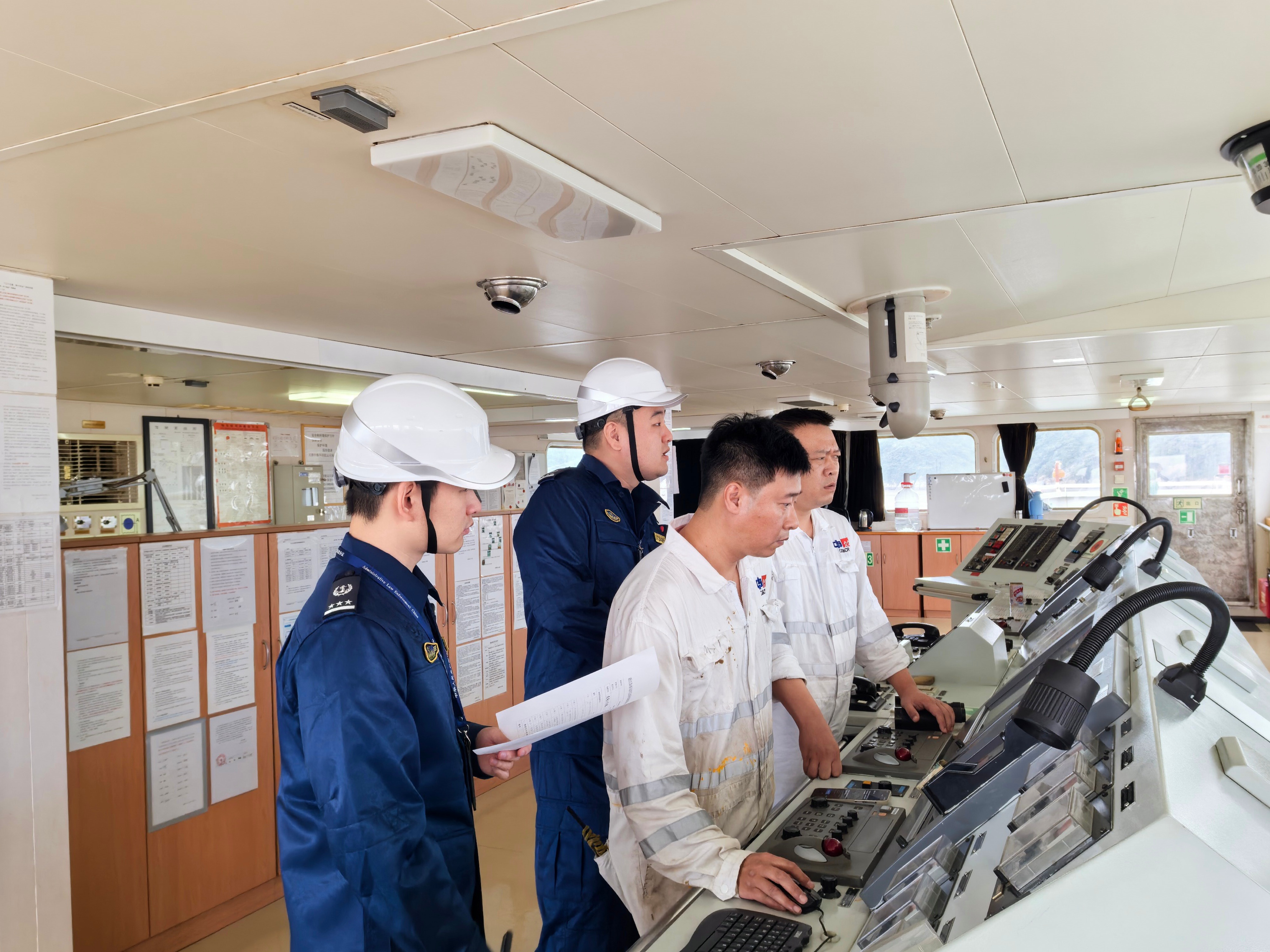 【争分夺秒！#蔷琵来临前温州海事抢卸近17万吨电煤#】#直击台风蔷琵最新动态#台风“蔷琵”逼近，温州沿海风力逐步增大。自10月19日16时启动水上防台Ⅳ级应急响应后，温州海事局抢抓台风来临前宝贵窗口期，保障“华润电力7”“华润电力8”等4艘电煤船顺利抢卸近17万吨煤炭。
华润电力温州电厂地处浙江电 ​