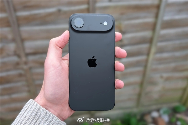 【#曝iPhone20回归玻璃材质#】#iPhone20或是四曲面屏# 2027年是iPhone发布二十周年，2017年十周年时，苹果跳过iPhone 9，用罗马数字“X”命名，顺手把面容ID和刘海屏带进大众视野。现在博主称苹果可能复刻这套周年打法——跳过iPhone 19，直接推iPhone 20系列。#苹果或将连续四个周五上新#

更受关注的 ​