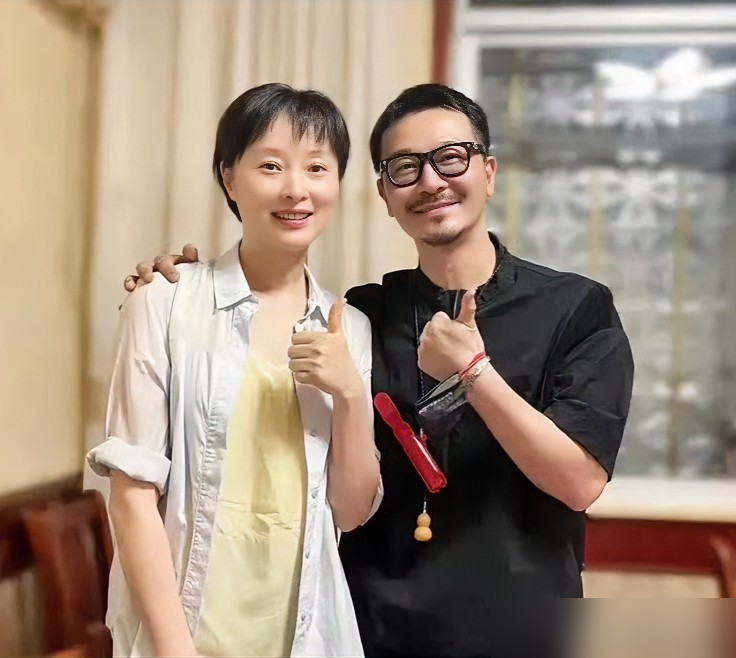 54岁吴越一张生图，把多少医美脸比下去了。
《交锋》里她一个克制的微表情，弹幕全在刷这才叫演戏。那边49岁的章子怡，脸僵到笑不动，灵气没了。51岁的梅婷顶着黑眼圈、法令纹露面，有人喊松弛，有人喊断崖式苍老。
吵来吵去就一件事：女演员到底该不该动脸。
观众心里门儿清。皱纹里藏着戏，玻尿酸里没有。