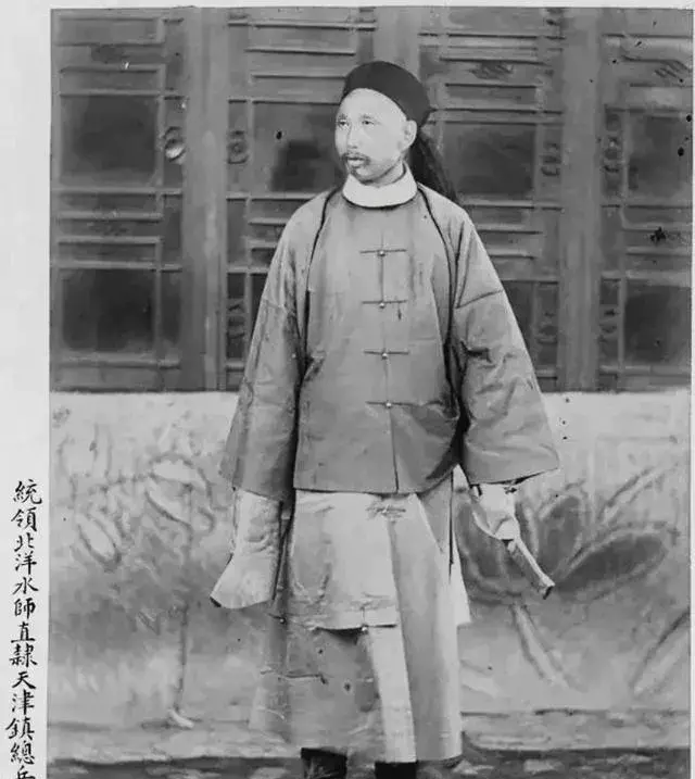 光绪皇帝二十几岁时，本事不大。但他的胸怀，却是举世罕见的。
 
刘公岛海战结束后，北洋舰队彻底失去战斗力，甲午战争也走到了最后关头。北洋水师提督丁汝昌吞鸦片自杀，带着一场失败和一身争议离开了人世。
 
如果只看到这里，很多人会以为故事已经结束了。其实真正让后人议论的，是丁汝昌死后遭遇的一连串处置。