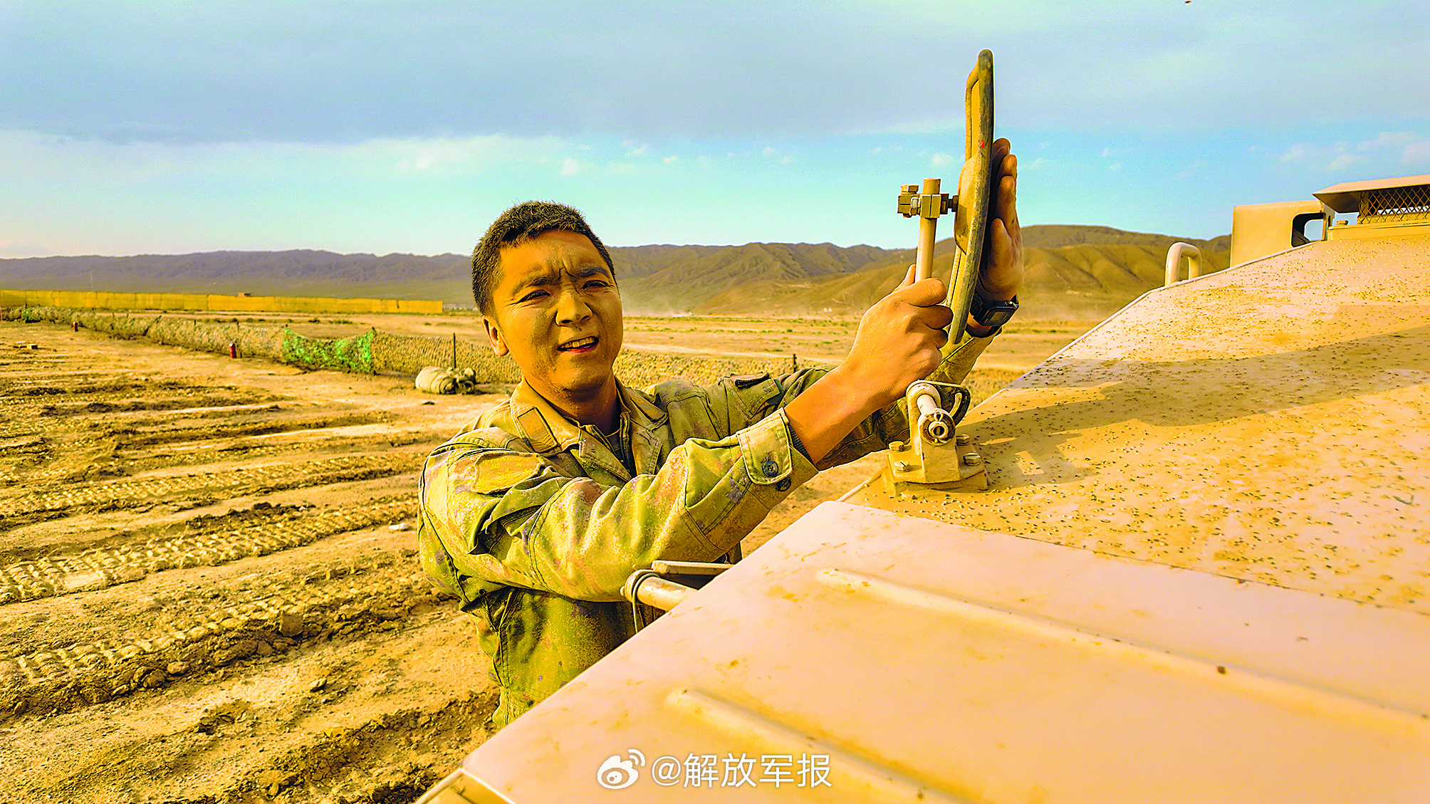 【士兵的“面膜”丨这是怎样的一张脸啊？！】车长张思云的脸被厚厚的一层沙...
