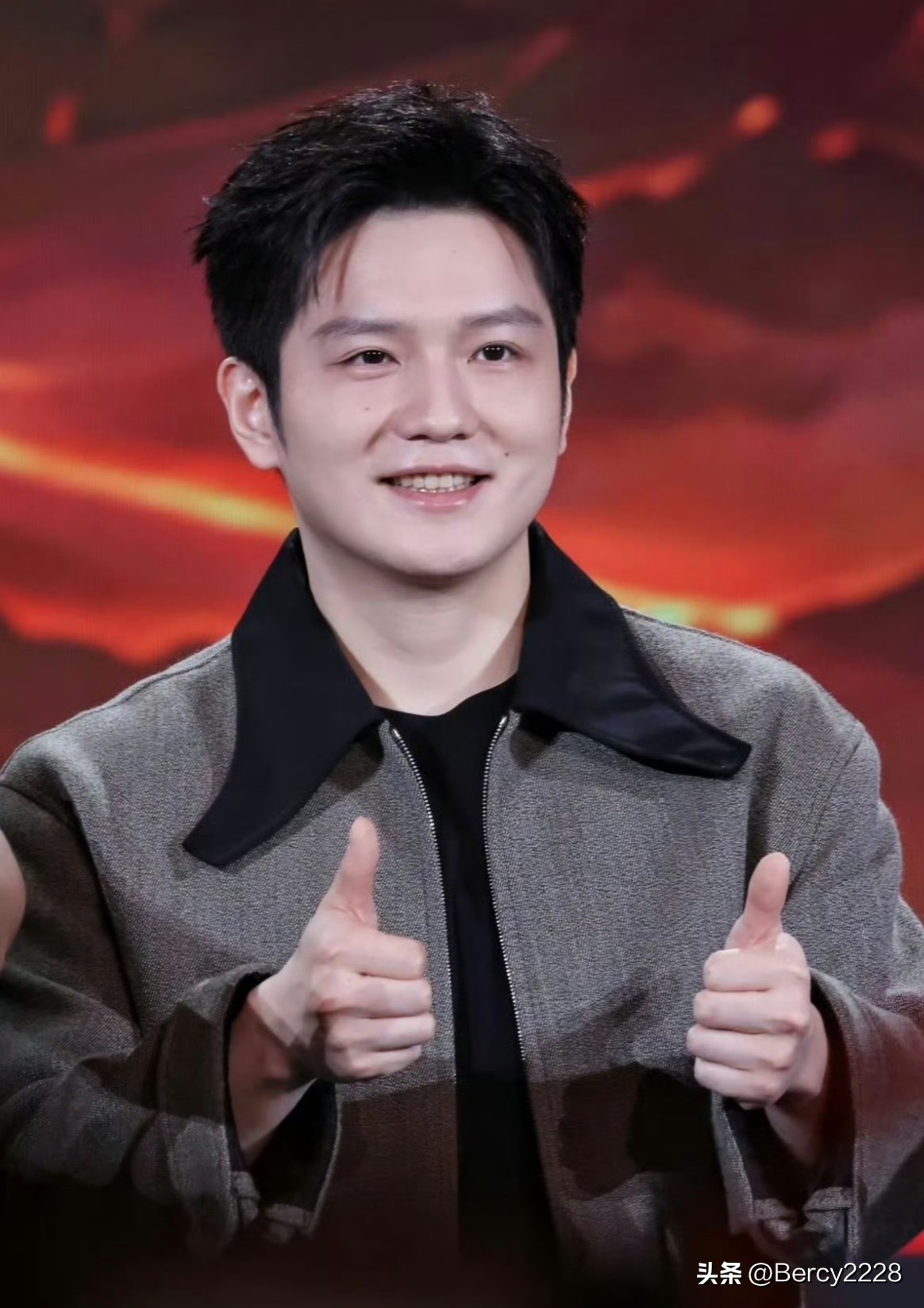 10月16日，樊振东现身上海凯迪拉克汽车发布会，新鲜的东哥，好久不见啦！

樊振东穿夹克的新造型，脸上自带高光，帅气又阳光！东哥就是乒乓外交的标杆代表，真正把经贸引进来了！