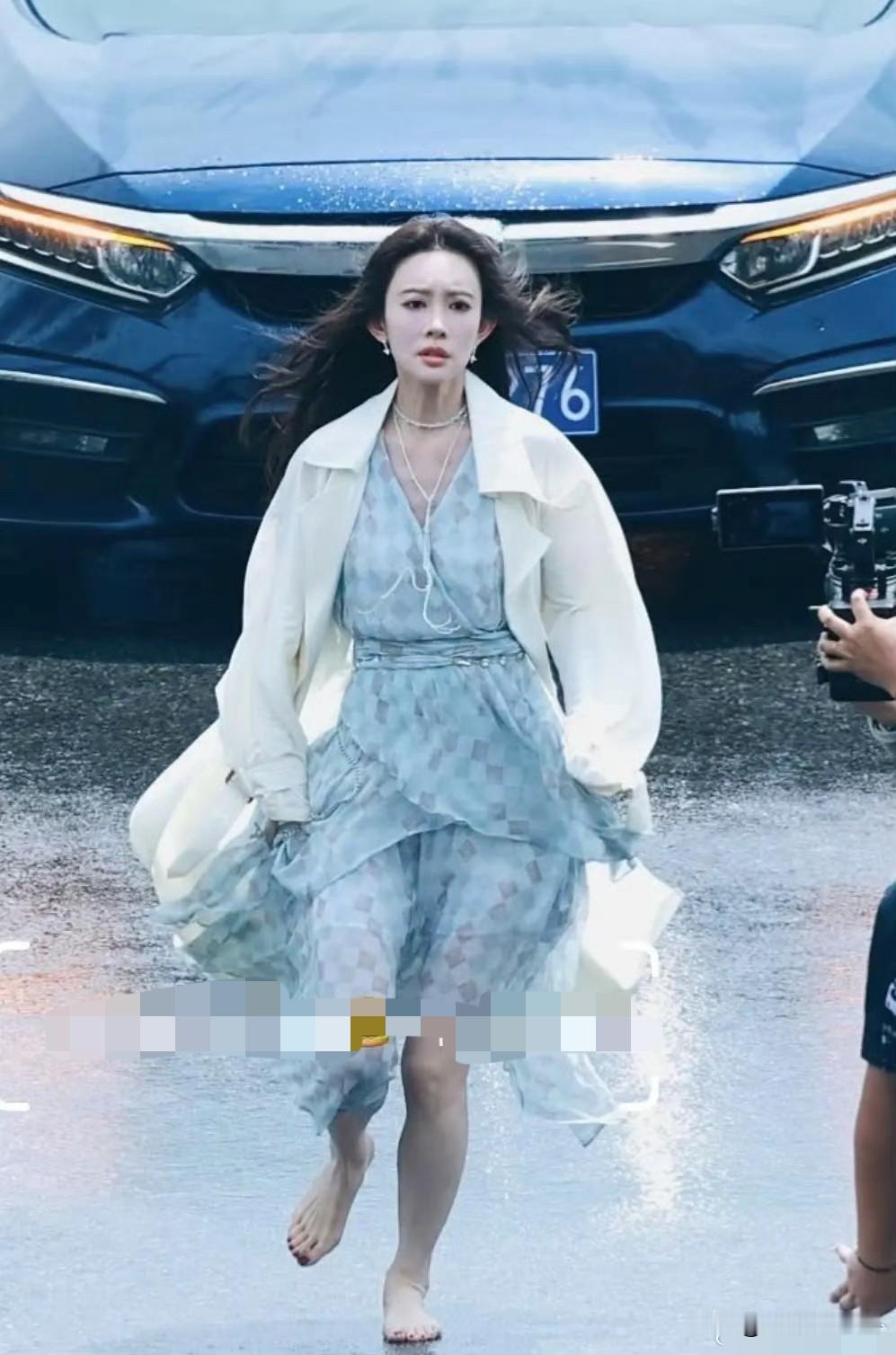 孟子义与丁禹兮新剧路透一出，观感实在堪忧。两人无缝进组连轴转，疲态直接怼在镜头前，再厚的妆都遮不住状态下滑。连轴赶工看似不停刷戏保曝光，实则疯狂消耗自身。演员状态垮掉，角色代入感直接大打折扣，这种无缝进组的模式，到头来苦的是剧本身。丁禹兮 孟子义