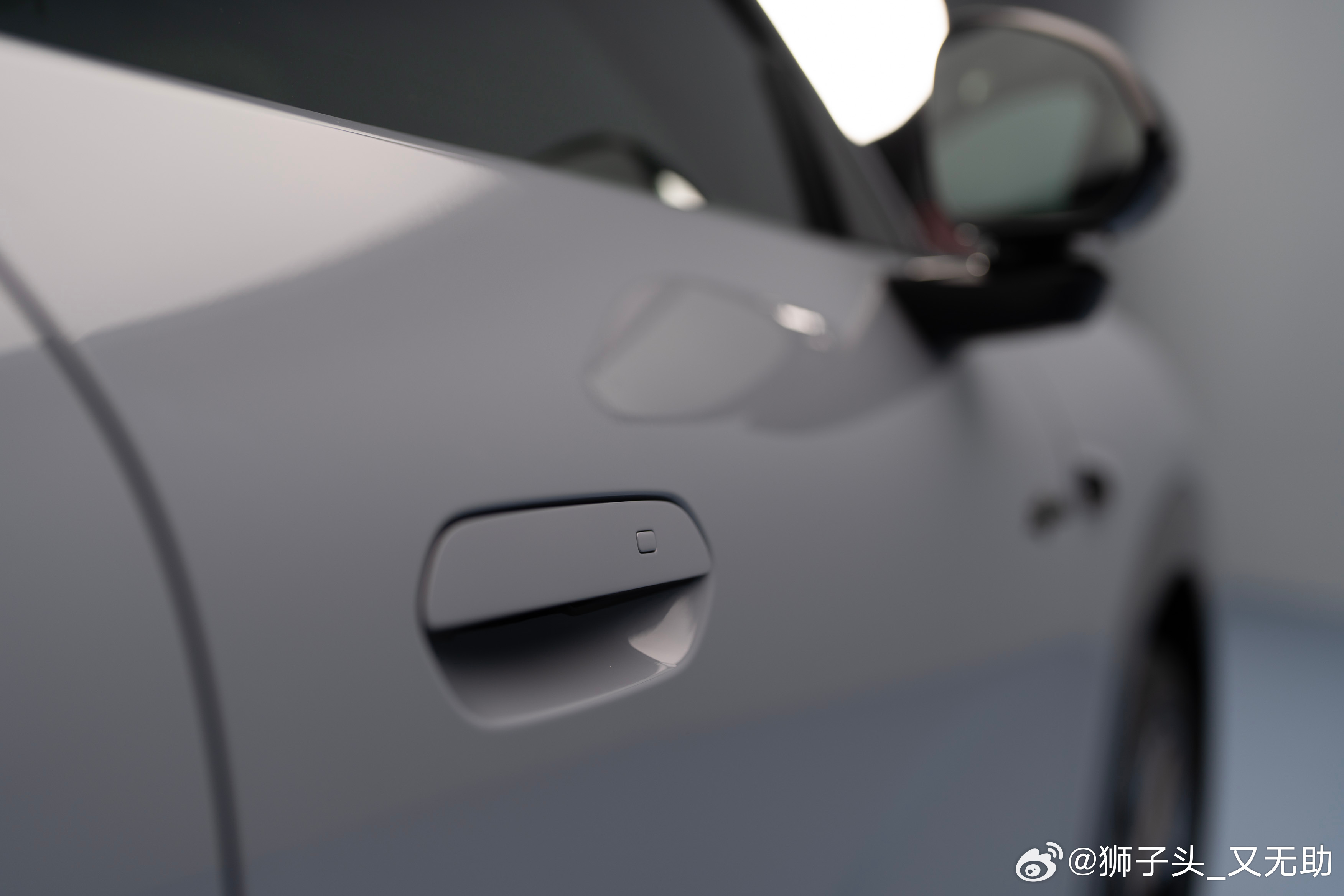 先来一组MONAL05外观。这个灰色是最喜欢的，他不是那种传统的灰，是灰种带蓝。

虽然这个背景是蓝色的，有一定的反光存在，但是即便没有这个背景，也是会带一点点蓝色的的感觉。

然后侧面我最喜欢的设计就是C柱那里连起来的玻璃，视觉上消失的C柱，完全纯平的连起来，一直贯穿到风挡的侧窗，非常有运 ​