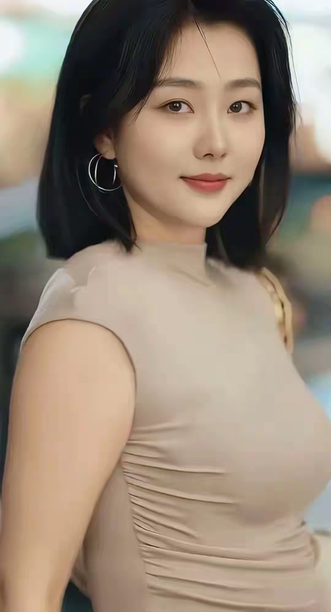 街拍瞬间，一位气质温柔的小姐姐。 浅卡其色系穿搭尽显都市通勤的温婉美感...