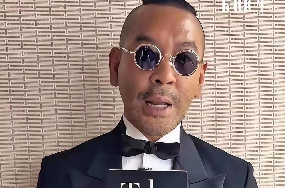 一部电影票房亏到被嘲，转头在金像奖拿奖，这剧情是不是比电影还抓马？
王晶这次开炮，话确实冲。他说这片子磨了八年，演员熬到筋疲力尽，刘青云都被拍到状态疲惫。四个亿砸进去，市场反应却冷得尴尬，影院座位空一片，观众看完只说“太闷”，网上吵翻。

可另一边，颁奖礼上视觉、美术、音效还是被认可了。市场说它扑街
