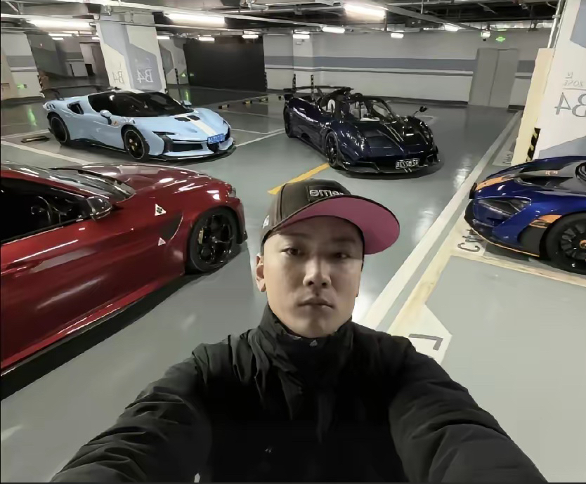 其实扒扒生活细节就能发现，
李勒优和崔晋他们，根本就不是一个阶层。

崔晋日常晒豪车、名表，过着富家公子的生活，他妻子也经常分享美妆、名牌服饰包包。

反观李勒优的视频，大多是校园日常和面馆打工，闲暇只逛逛饰品店、买盲盒，生活朴素。

若没有晋妈一家的帮助，她大概率早早辍学打工。如今的生活已是改变，