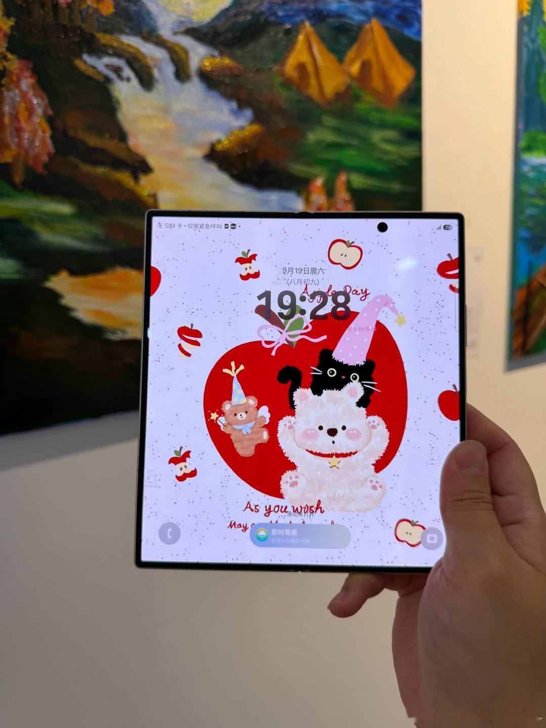 最近刷社交平台，总刷到iPhone18首批各种糟心反馈，心里暗自庆幸自己换了三星 Fold 8 Ultra。以前一直用直屏机，总觉得折叠屏笨重，实际拿到手才改观，轻薄手感很惊喜，没事分屏一边摸鱼聊天一边看资料，这种体验直屏真给不了#iPhone18系列第一批受害者来了##三星折叠屏薄到离谱了##三星ZFold8Ultra# ​