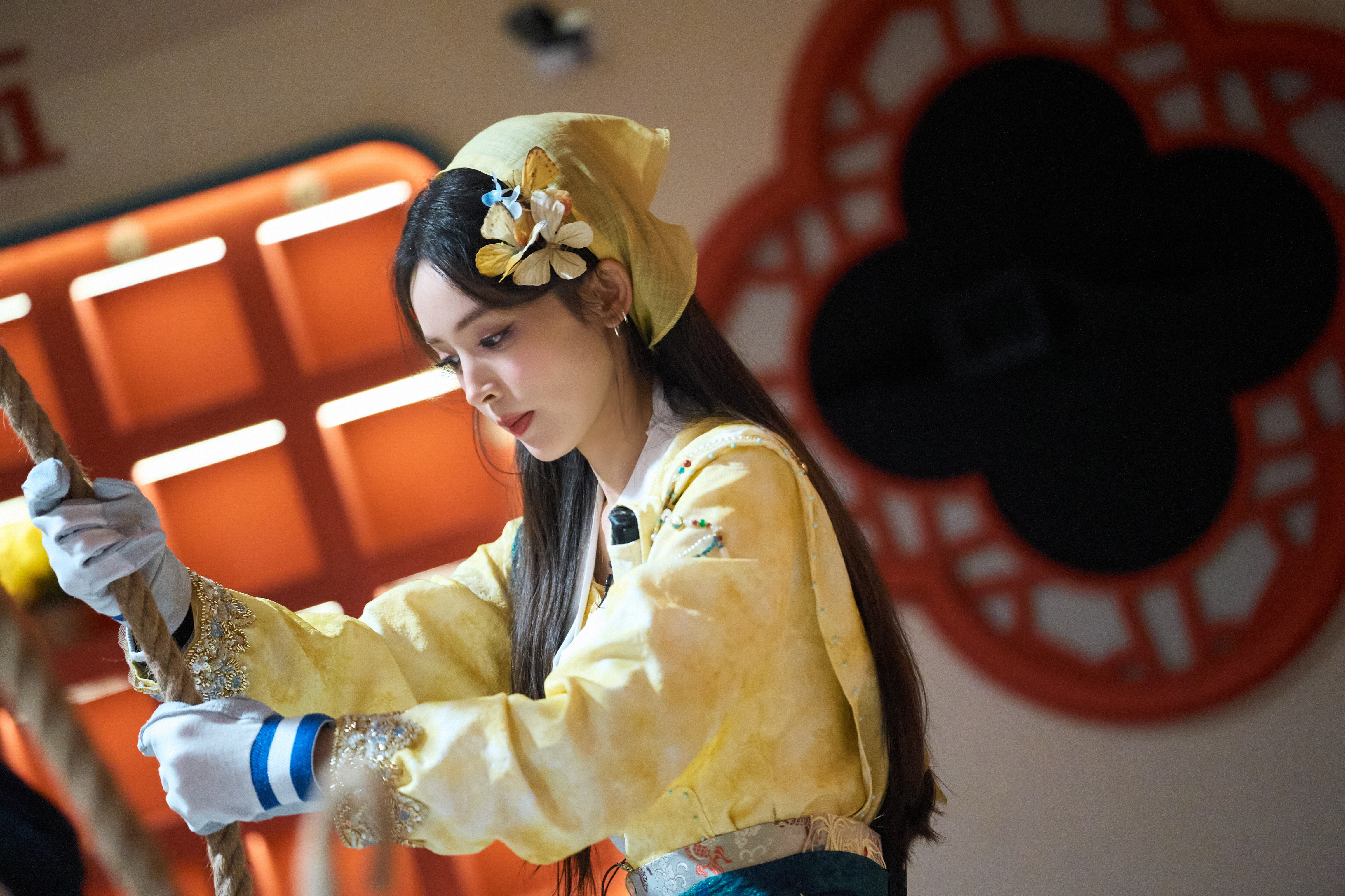 #娜扎[超话]#  密室新手勇闯关，脑筋转弯寻答案，会有什么小脑洞？紧张与好奇交织，体验感拉满！#密室大逃脱# ​