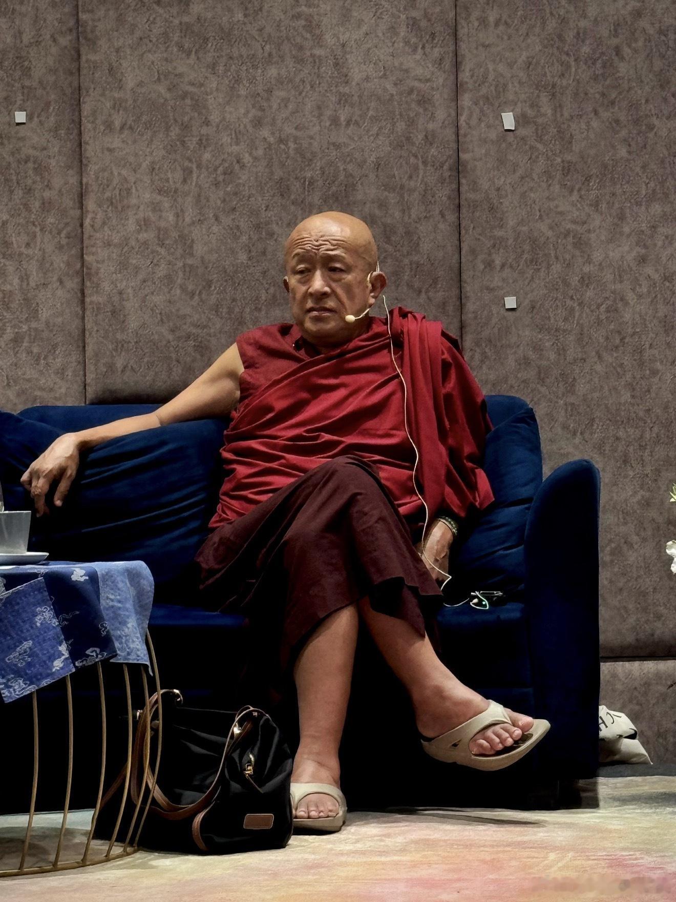 一个人不应该惧怕情感关系。如果一段感情出现在你面前，你应该自信，并且接受它，让生命流动。宗萨仁波切[超话] ​​​