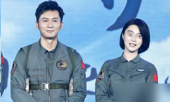 李晨被张译新片官宣评论区整破防了没？底下清一色喊大黑牛，愣是没人提吴哲、提《士兵突击》。
其实他早该料到这天。孙红雷呢，《征服》里的刘华强多狠，进《极限挑战》装傻充愣几年，颜王叫顺口了，再回去演正剧，观众老觉得他下一句要抢箱子。邓超更典型，《烈日灼心》演成那样，结果伐木累一喊，辛小丰那点阴郁全散了
