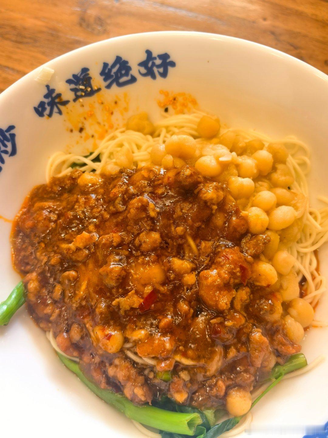 重庆第二天！
超级好吃鑫小面+免费冰豆花
人民大礼堂+三峡博物馆（100w的银行本票！）
红林火锅 
乘坐黄色法拉利 按脚脚
以及夜景江滩公园角度打卡洪崖洞哈哈哈[嘻嘻]#生活手记#  ​