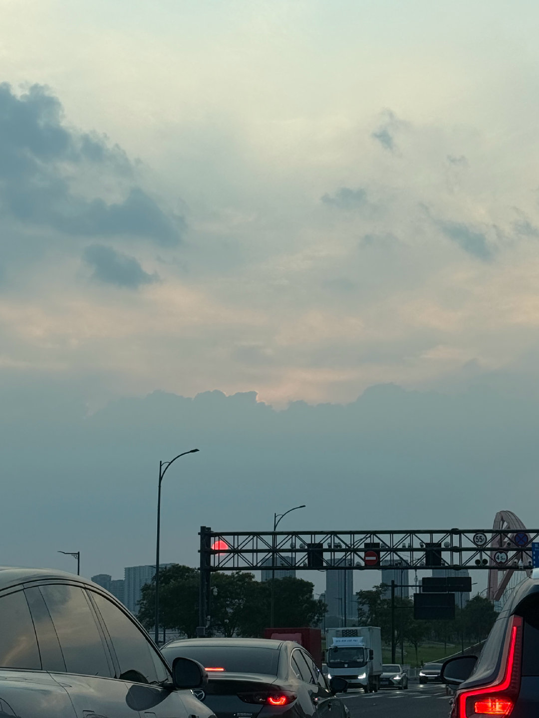 天气好的时候真的很需要华为的ai眼镜[可怜]今天的夕阳绝了，像一颗彩色星球！ ​