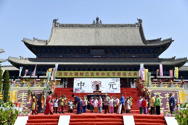 中元节俗称“鬼节”，农历七月十五这天民间会祭祖、超度亡灵，也流传不少禁忌讲究。
出行上，深夜尽量别外出，别去偏僻水域、荒郊野岭，民俗说这天鬼门大开、阴气重，现实中这些地方也有安全隐患。别随意拍人肩膀、头顶，民间觉得会熄阳火招阴气，现实里易让人受惊。
祭祀时要恭敬，不能嬉笑打闹、调侃先人，这是对祖先不