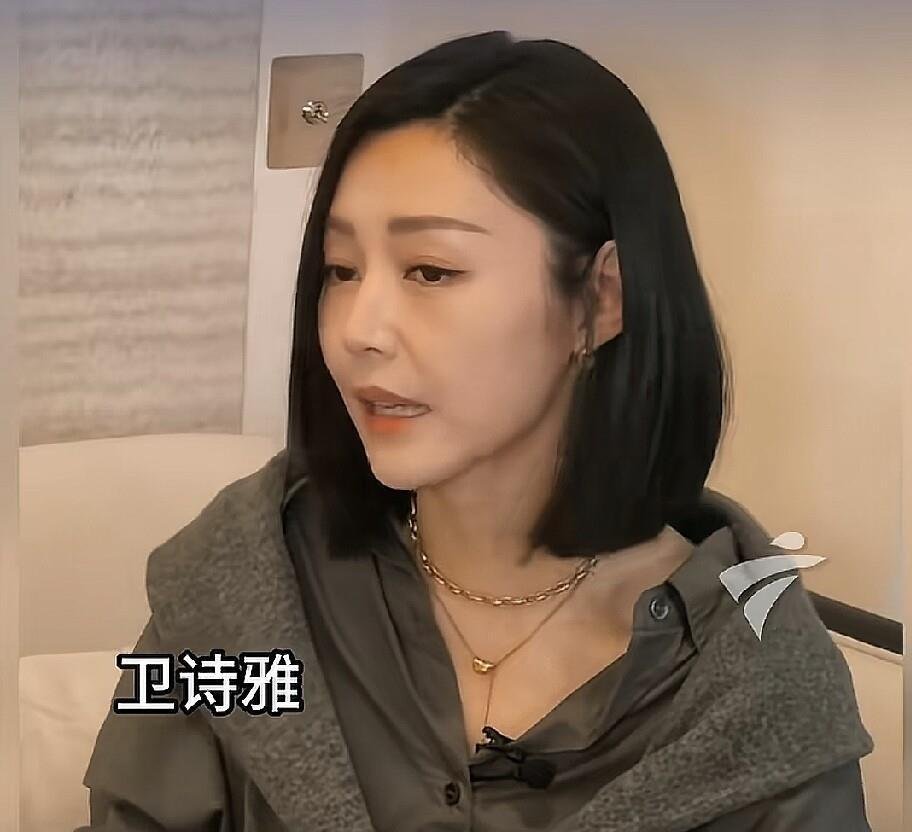 卫诗雅说朱一龙不是混港片的流量，零基础一个月死磕粤语到凌晨四点，对戏时她没听懂心态炸了，梁家辉惠英红面前硬刚原声，这股狠劲打了多少念数字演员的脸？ ​