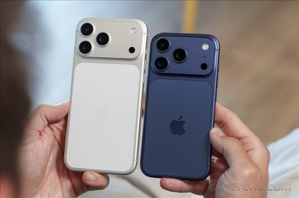 【#你接受iPhone18涨多少#】

Mac已经涨完，轮到iPhone18了🤦‍♂️

最近苹果Mac、iPad全线调价，不少产品价格大幅上调，业内普遍预判，9发布的iPhone18系列，涨价几乎没有悬念了。

根源就是存储芯片价格暴涨，AI 数据中心疯狂抢占内存闪存产能，手机核心零部件成本飙升，苹果已经很难独自吃下全部 ​