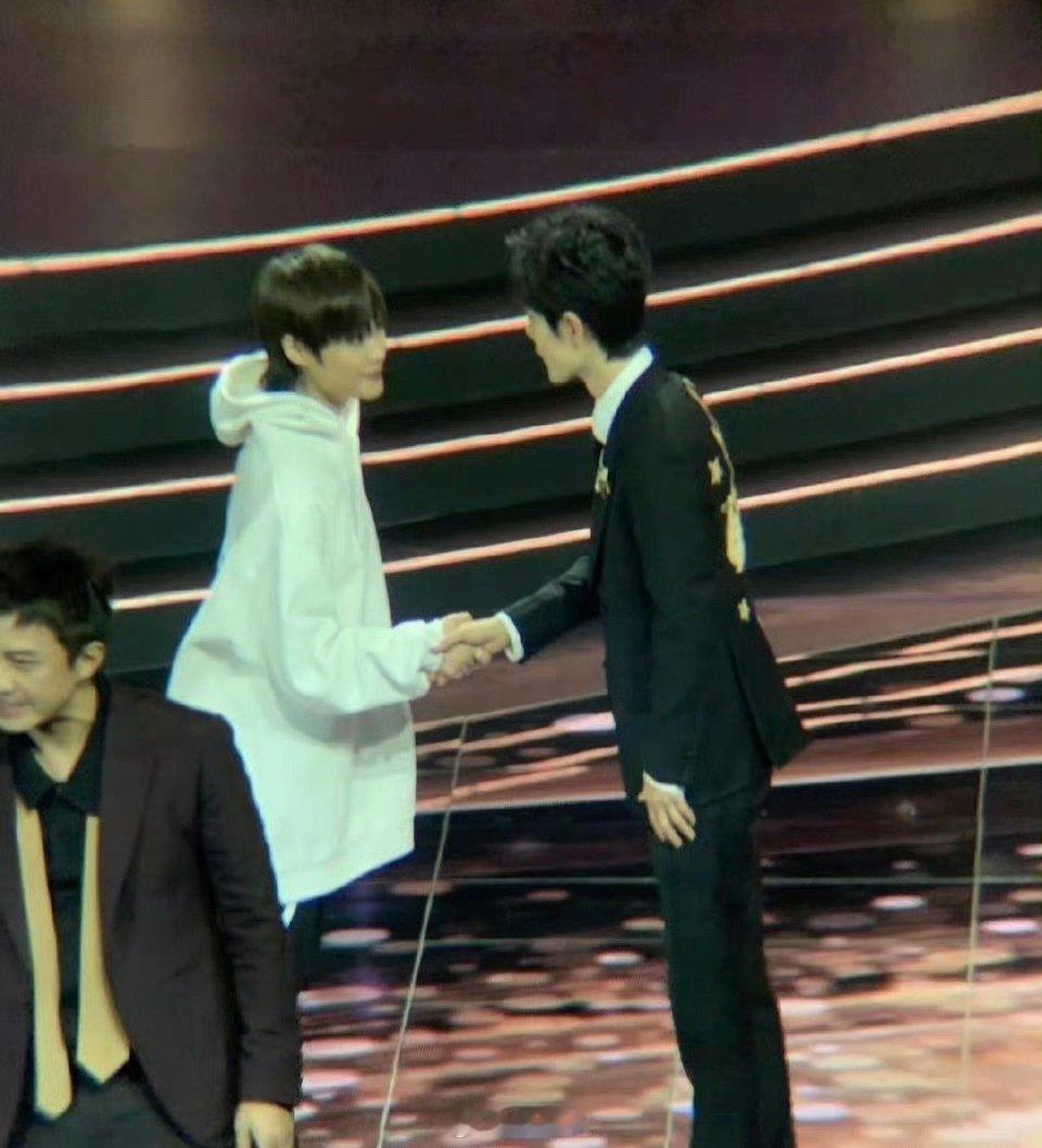 #李宇春送肖战花篮##李宇春肖战友谊#
李宇春也给肖战送花篮啦！友谊长存啊[期待] ​