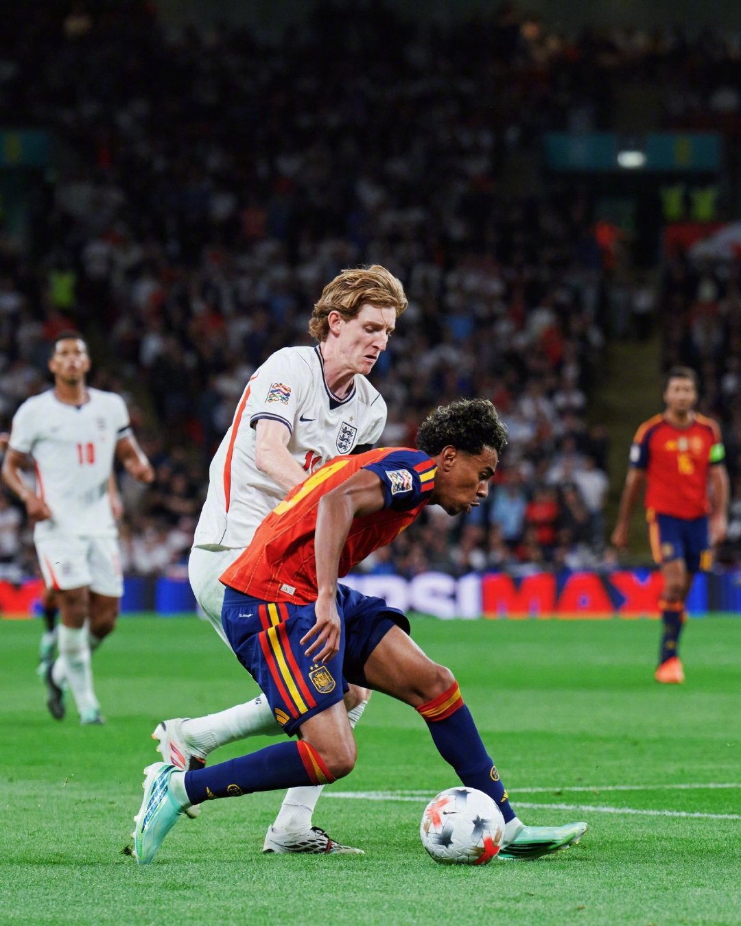 ⚽️国际比赛日战果

欧国联｜🏴󠁧󠁢󠁥󠁮󠁧󠁿英格兰2-3西班牙🇪🇸：亚马尔与戈登代表各自国家队破门，奥尔莫贡献助攻，罗德里与库巴西均代表西班牙首发出战，佩德里下半场替补登场。各项赛事中西班牙已保持3️⃣9️⃣场不败战绩！

#巴萨[超话]#  🔴🔵#ForçaBarça# ​