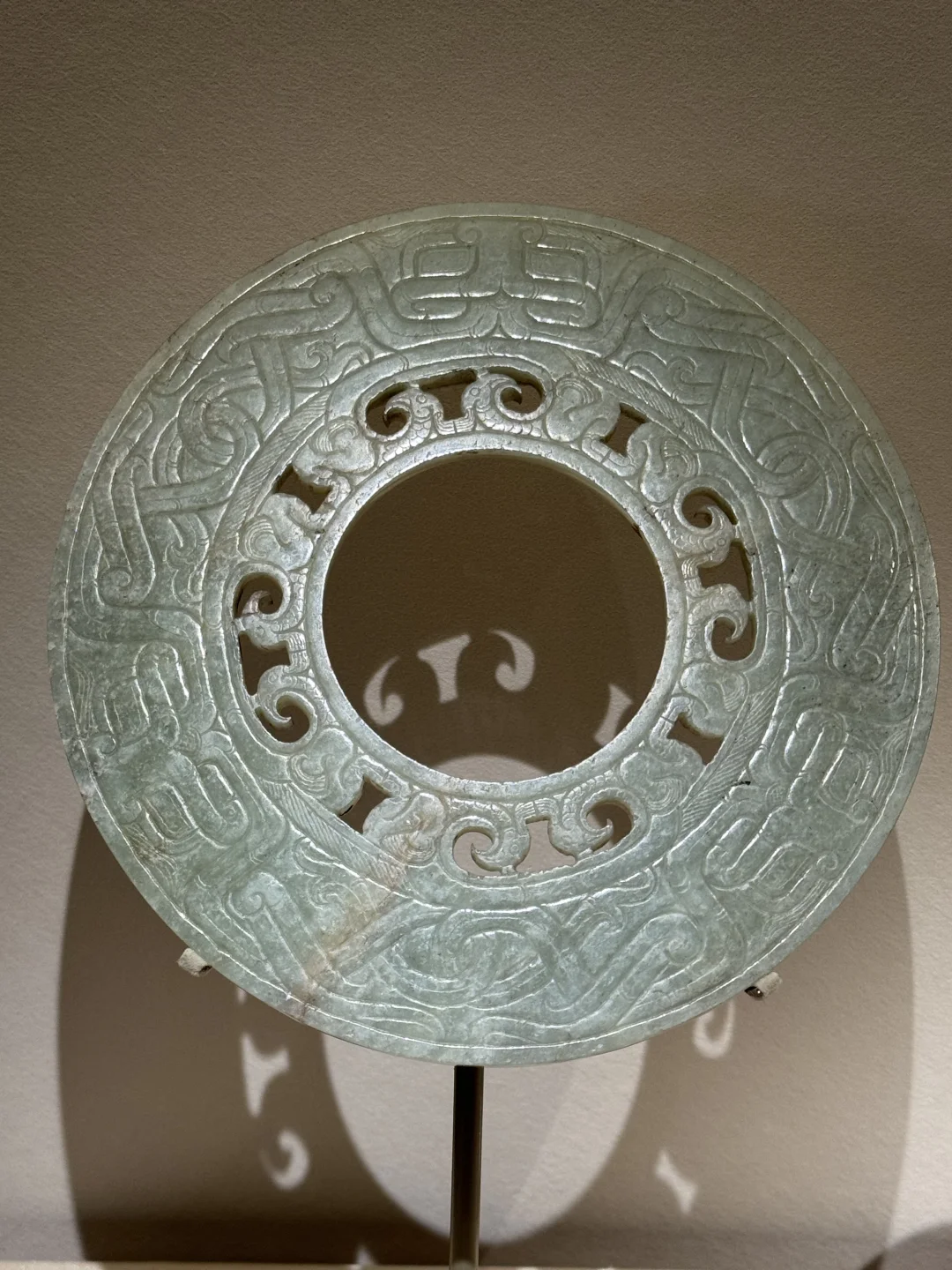 安徽淮南武王墩一号墓，出土玉璧