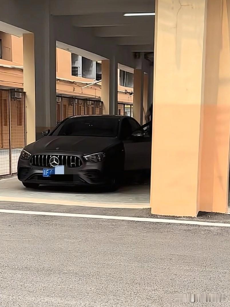 王少杰开着京F的奔驰从训练馆回来，他身穿藏青色T恤和灰色五分裤，显得非...