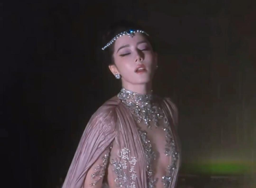 #迪丽热巴蝴蝶飞走是巧合#在苏州VOGUE时尚盛典红毯上，迪丽热巴唇边的装饰蝴蝶被风雨吹走，造型团队证实这只是天气造成的意外，并非提前安排的表演桥段。我觉得这场意外之所以出圈，正是因为它脱离了刻意的剧本，偶然迸发的浪漫最打动人心，比起精心编排的红毯效果，这种不期而遇的美好瞬间，更容易留 ​