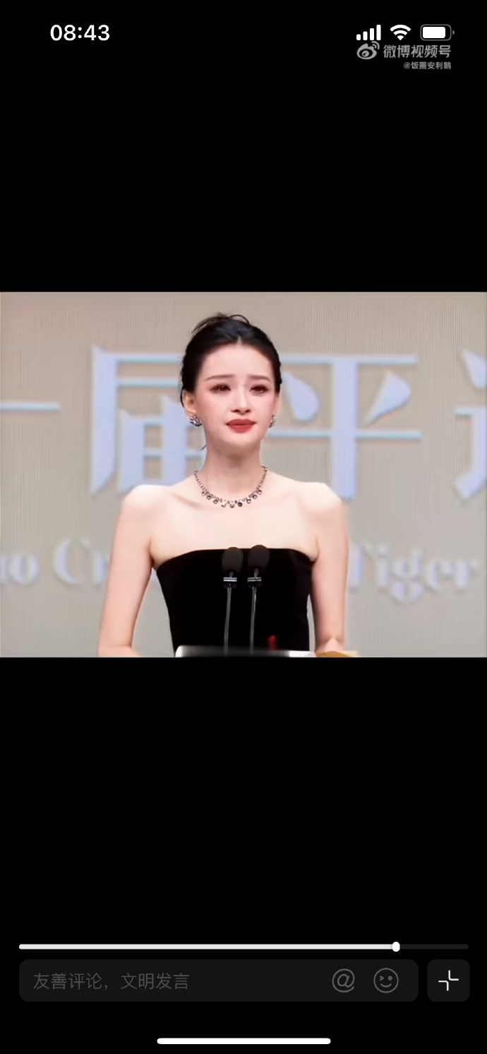 二人曾经相恋结婚，之后和平分开，以往同场大多保持距离。这般坦然注视的画面格外少见。
 
没有激烈情绪，也没有尴尬回避，仅仅是同行之间真诚的祝福。