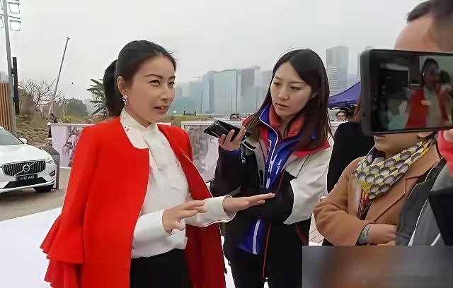 霍家婚恋风波复盘：一场针对香港红色政坛标杆的长线精准舆论狙击纵观此次霍...