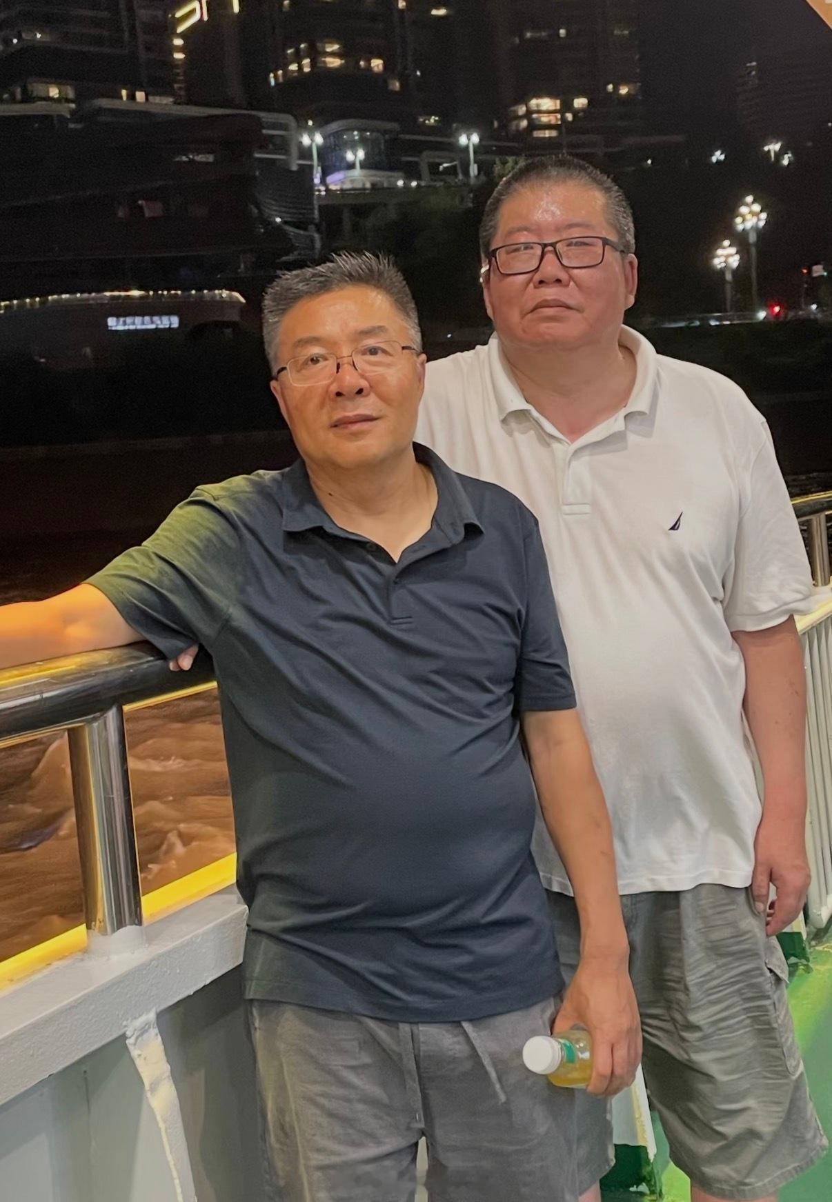 天津影城他摘下，全场沉默了…… 周星驰戴口罩，差不多戴了七年。从前是...
