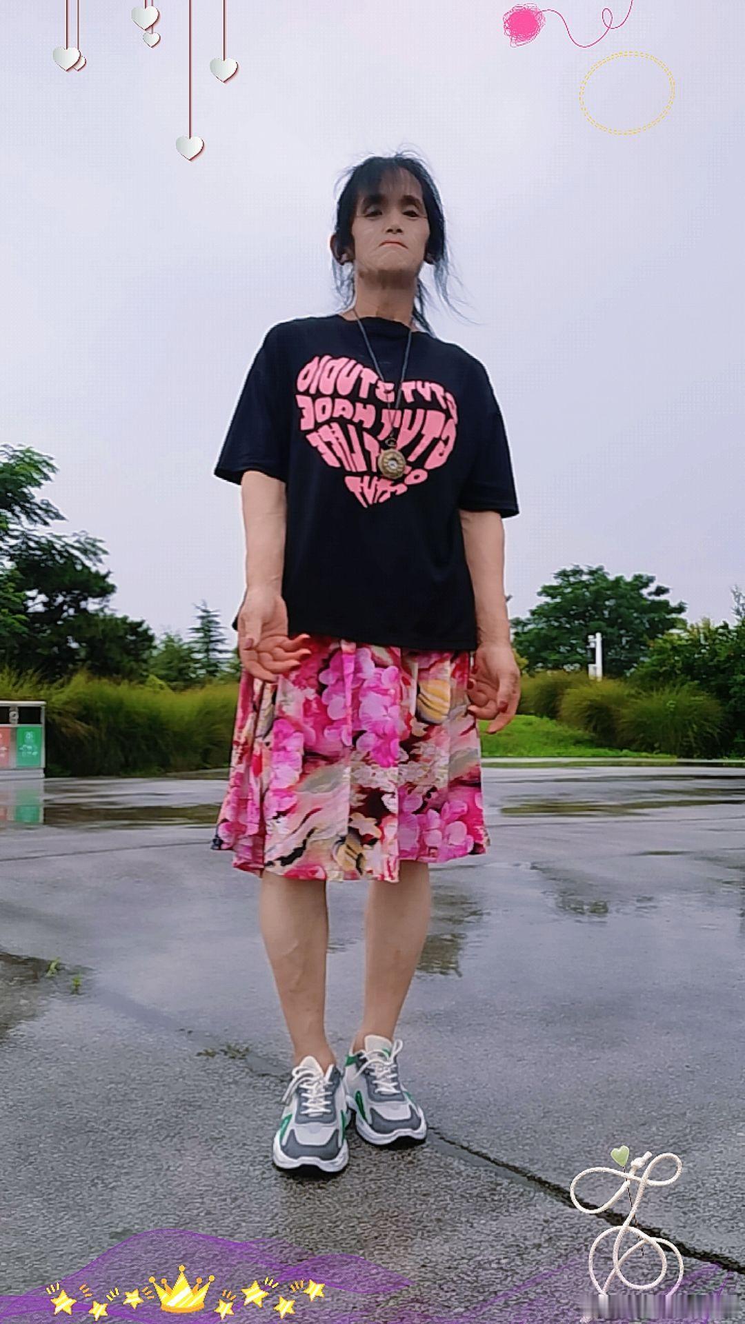 看着“星耀”礼服发布的热搜，心里其实挺复杂的。深空蓝配香槟金确实高级...