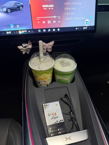 昨天喝酒直接喝吐了<br />停车我最爱停在这个大哥边上<br />因...