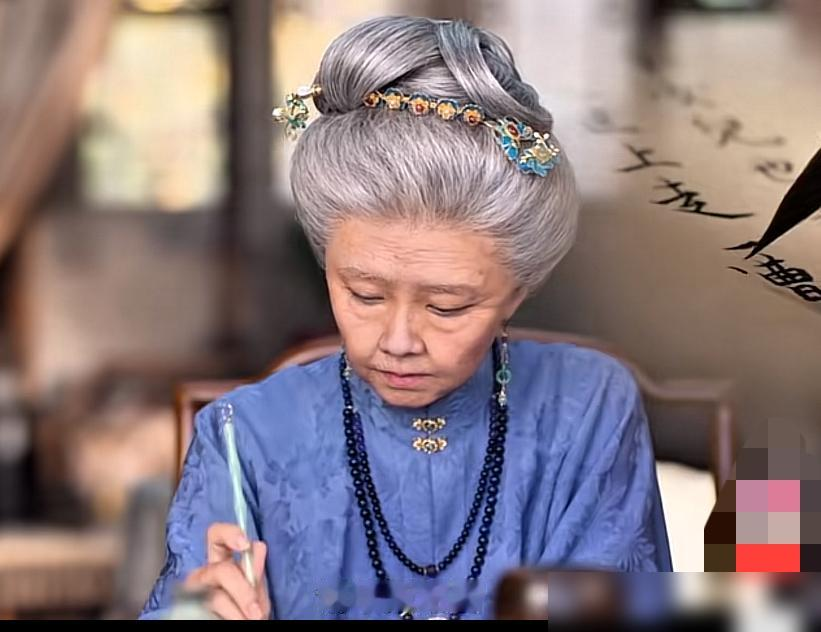 《兰香如故》沈家没有冤屈！

沈家这段最让人难受的，不是沈老太爷有没有骨气，而是他守住了自己的坚持，却没能给一家人留下退路。个人不肯低头，代价却由全家承担，这笔账不能只用一句风骨来算。

新帝给过辞官归隐的余地，林家就是参照。沈老太爷没有接受，最后等来的也不是刑部、大理寺辨明是非，而是皇帝亲自定罪。