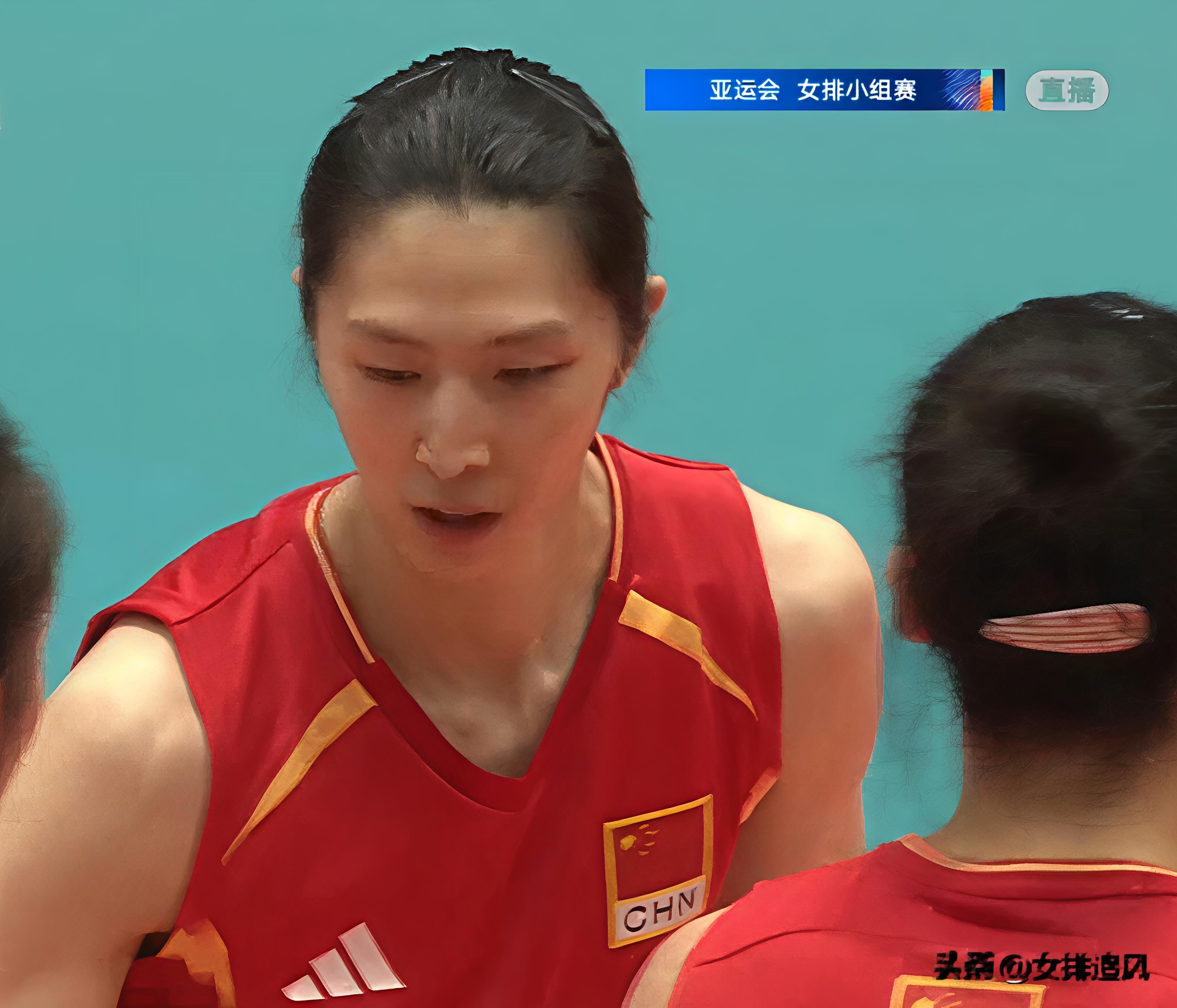吴梦洁高效，中国女排胜哈萨克斯坦小组居首
9月18日，中国女排亚运会迎来小组赛另一个对手哈萨克斯坦队。
中国队首发依旧采用以张籽萱为主力二传的年轻阵容，但副攻线由陈厚羽替换郭中楠，与王奥芊搭档。
第一局，中国队开局进入状态早，很快以11比6打停对手。哈萨克斯坦队在11比18大比分落后的情况下连得3分