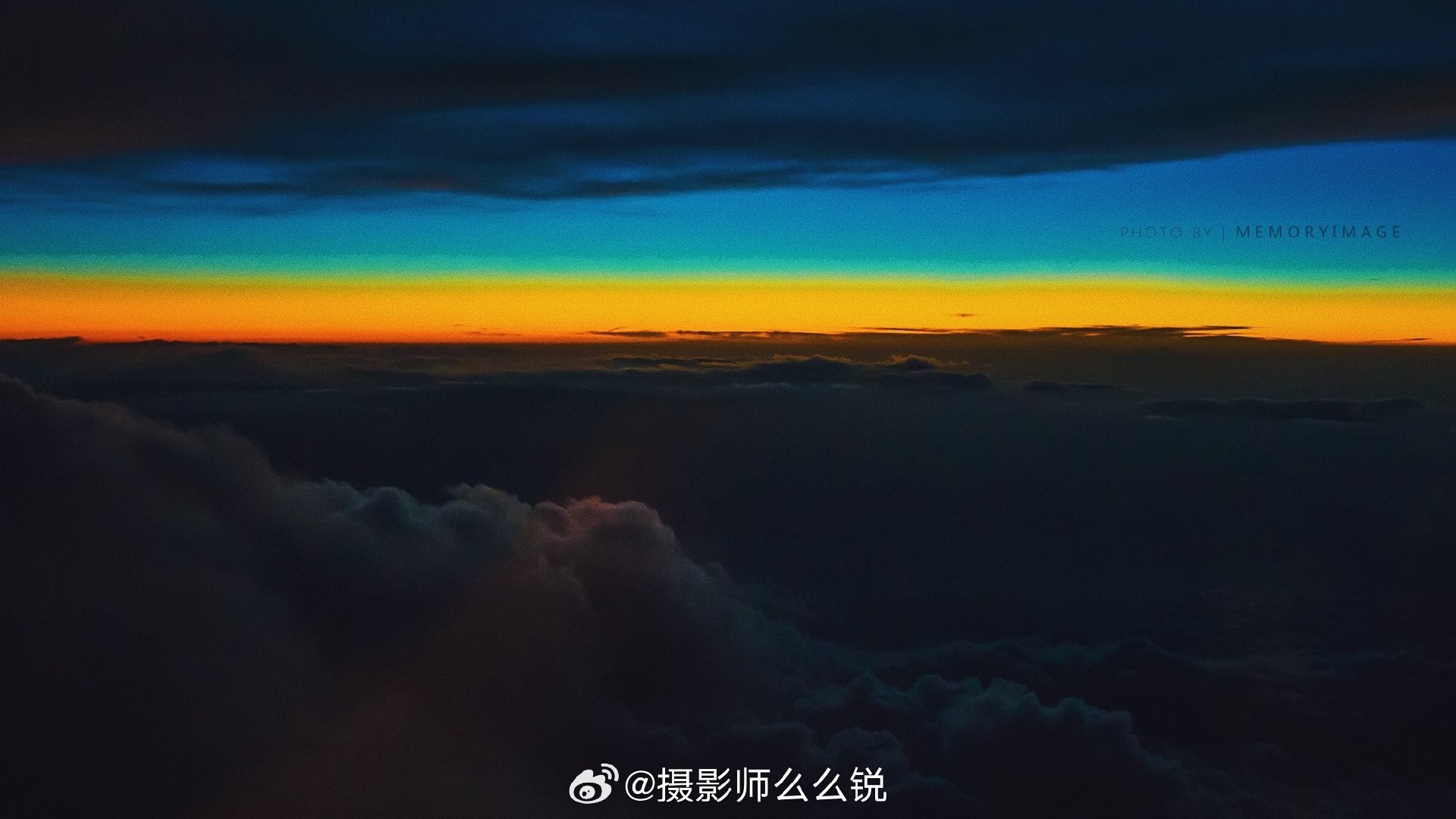 在万米高空和落日同框，是种什么体验？

舷窗框住橘色温柔，机翼切割渐变天际，连跑道上的余晖都在诉说飞行的诗意。这极致治愈，谁能拒绝啊！！！
#一张机票能打开多少个世界##飞悦卓越的假期旅行# ​