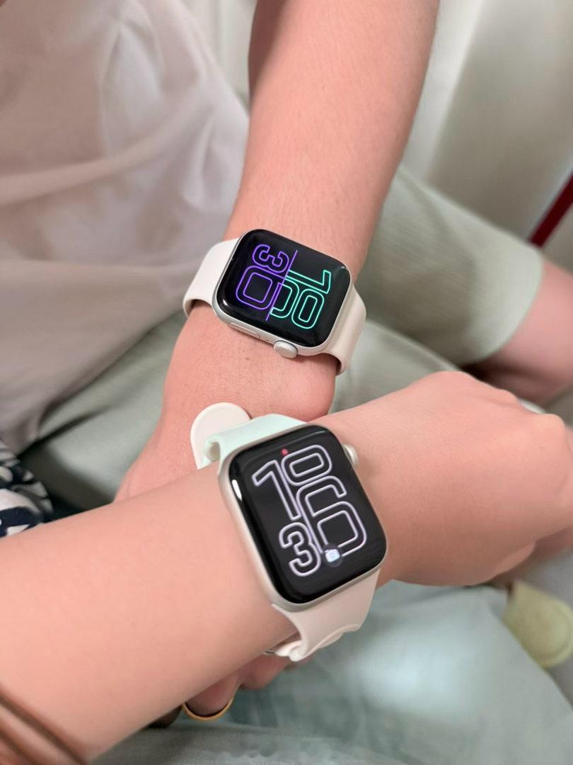 诶嘿
李老板的优质课也是县一呀
奖励他一块Apple Watch
他说“我们家一向奉行的是继承制”
于是我戴上了新手表
他继承了我的Watch哈哈哈 ​