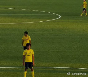 #C罗儿子进球后复刻标志性庆祝动作# 16岁的迷你罗主罚点球，贴边入网，力量角度都有C罗的影子。进球后他没有任何犹豫，直接复刻了父亲的标志性庆祝。马卡报说得好：“有其父必有其子”。 ​