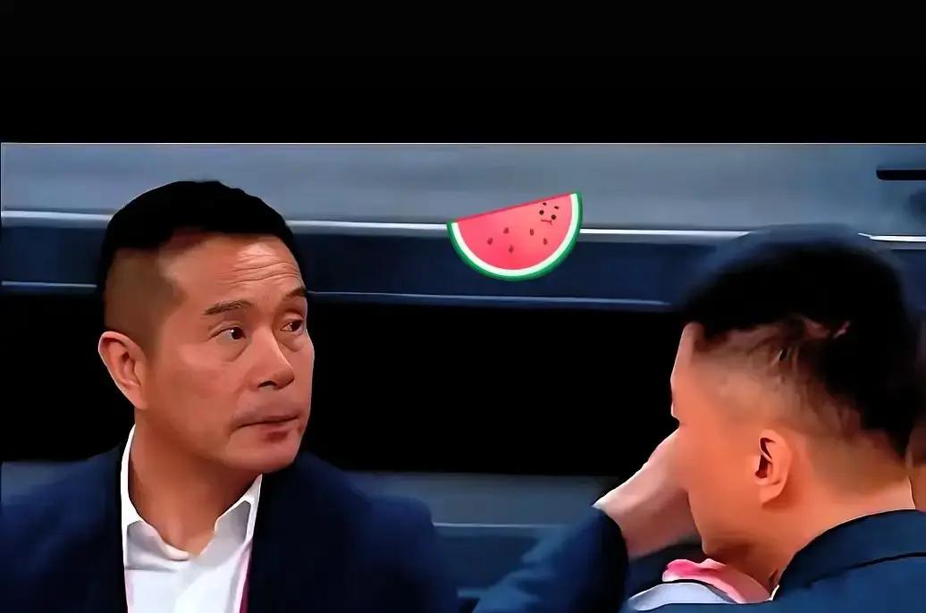 输给上海男篮还不到二十四个小时，广东宏远高层这间会议室的大门就被紧紧反锁上了。
老板陈海涛一大早就把管理层全叫了过来，连早就退居幕后当顾问的朱芳雨，九点半没到就风风火火赶进了会场。
明眼人一瞧就知道，这阵仗摆明了是冲着洋教练团队的帅位去的。
新赛季打到现在，两胜三负的成绩单简直砸碎了十一冠王的