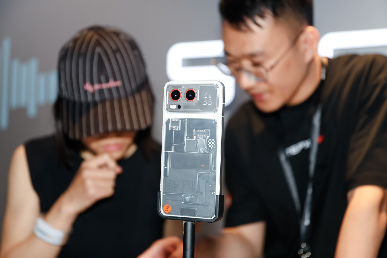 #阶跃百亿Token你想拿来做什么#说实话，第一次看到STEPX Neo先行版送每月100亿Token，我脑子里蹦出的念头是：这额度够干嘛？后来想明白了，问题的重点不在数字，在于Token能不能变成结果。

手机里的Amoo接了携程、滴滴、高德、支付宝、美团、微信读书，剪映这些服务，Token才有地方花。出行需求交给携 ​