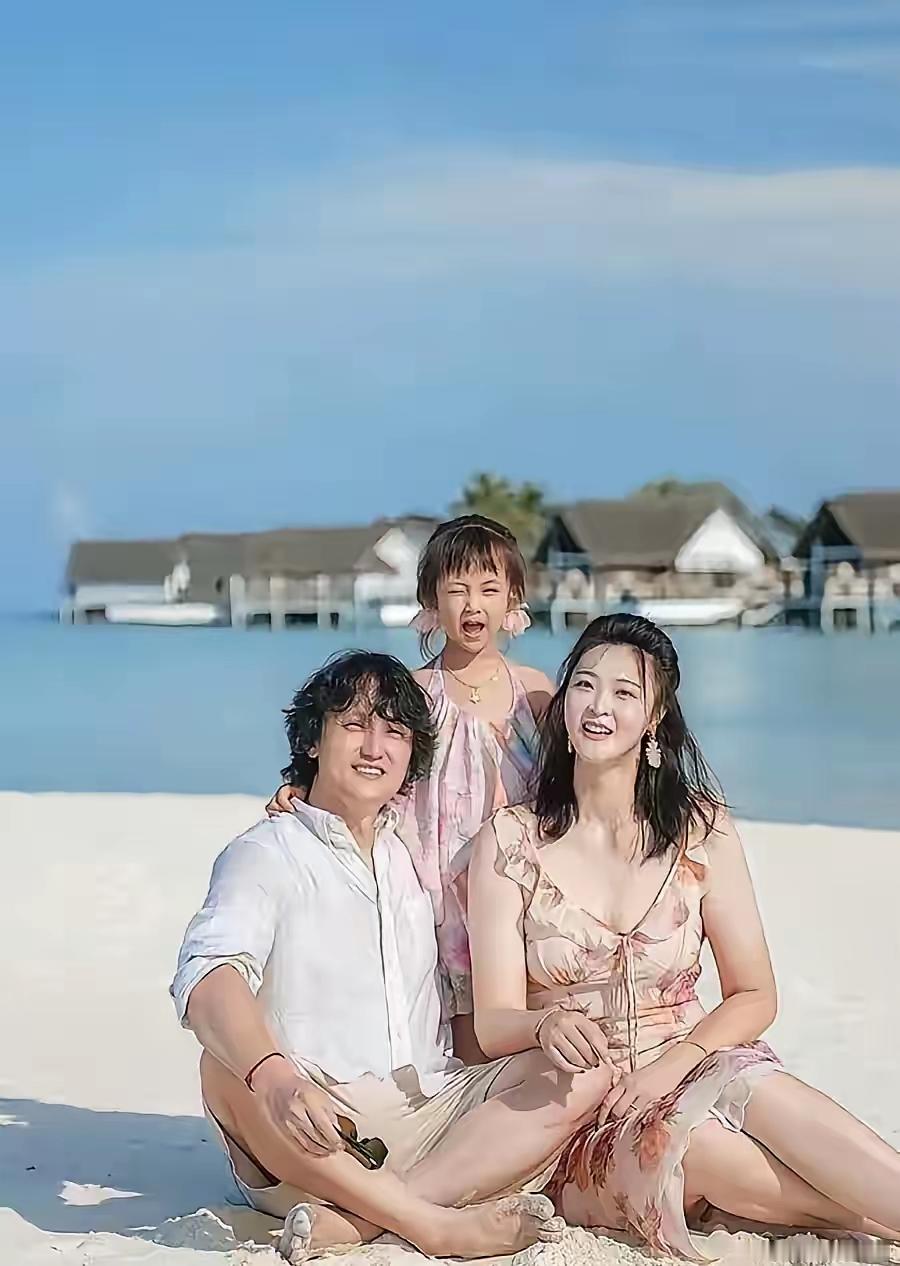 惠若琪个子真高，他老公在边上倒是显得小鸟依人了。

这张照片一出来，评论区就热闹了。有人开玩笑说，杨臻博站在惠若琪旁边，气势上先矮了半头。其实杨臻博不矮，一米八六的个头搁哪儿都算高个儿，可架不住他媳妇一米九二。两个人往那一站，五厘米的差距，视觉效果就差出一截。惠若琪还穿了双平底鞋，要是蹬上高跟鞋，那