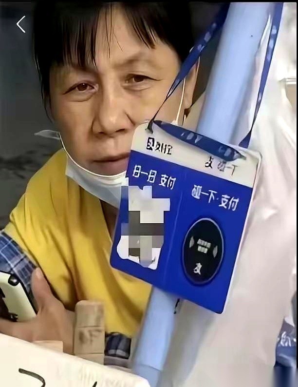 2026年，人贩子“梅姨”落网的消息传出，直接砸碎了全网的锅。
但顺着调查轨迹往深里挖，一段刚刚曝光的十年空白期，甩了所有人一记响亮的耳光。
这十年，她压根就没有躲。
2016年，张维平团伙全军覆没。
按正常剧本，同伙被连锅端，这婆娘就算不连夜逃进深山老林啃树皮，也得找个不见天日的地下室死死窝着。