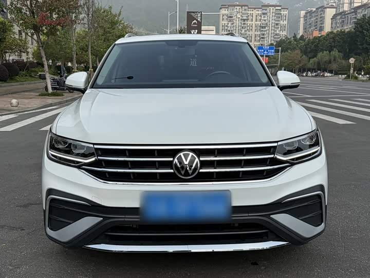 10万买二手大众途观L：330TSI是黄金动力，280和早期双离合别碰
十万块想买台空间大、底盘稳、坐着舒服的合资中型SUV，你会想到谁？反正我在二手市场转一圈，十台家用SUV里有三台上贴着大众途观L。这车当年是合资中型SUV的走量主力之一，一年保值率能到七成出头，三年还剩六成上下，五年下来残值四成