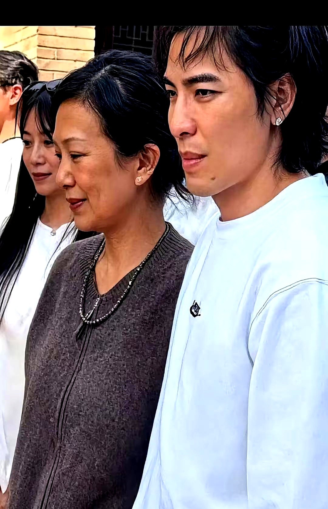 差了十几岁又怎样？

萧敬腾跟妻子林友慧一起出席活动，一个白衣黑裤，一个穿着灰色针织两件套长裙，大方又得体。虽然站在一块还是能看出年龄差，但林友慧身材照样纤细，两口子同框那股恩爱劲儿藏都藏不住，看着就是般配。

日子是自己过的，只要两个人真心相爱，年龄差根本不是事儿。感情里合不合适，自己舒坦不比什么