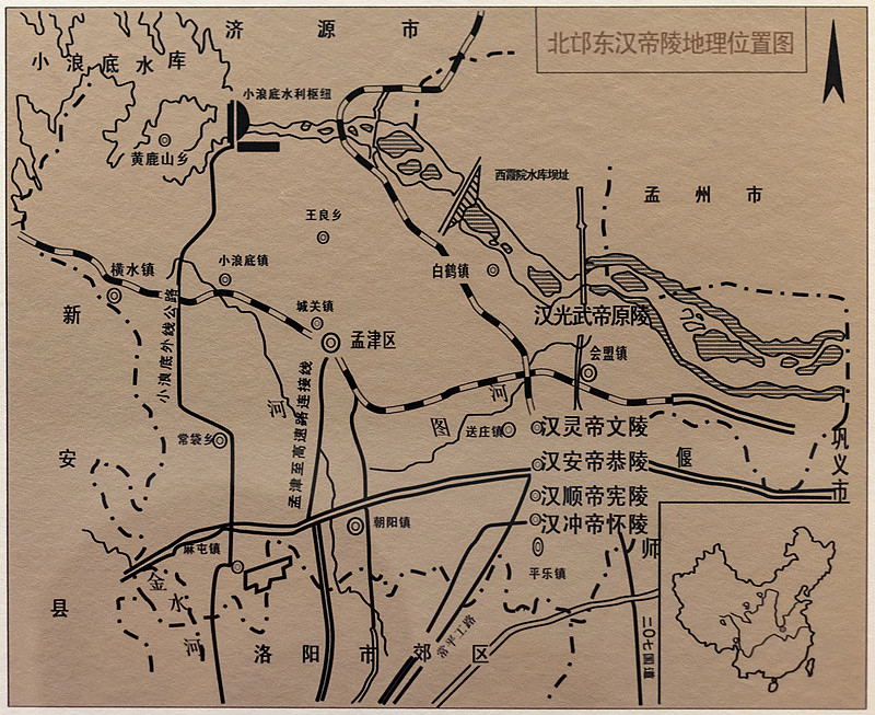 之前跟朋友掰扯过这个问题，俩人差点为了看哪个朝代的史料先熬夜吵到凌晨。
其实很简单，西汉是公元前202年刘邦建立的，国都在长安，也就是现在的西安，享国210年，后来王莽篡汉断了十几年，刘秀起兵打下来天下，把国都定在东边的洛阳，才续上了汉的国号，史称东汉。
算下来东汉比西汉晚了两百多年，光看俩都城一西