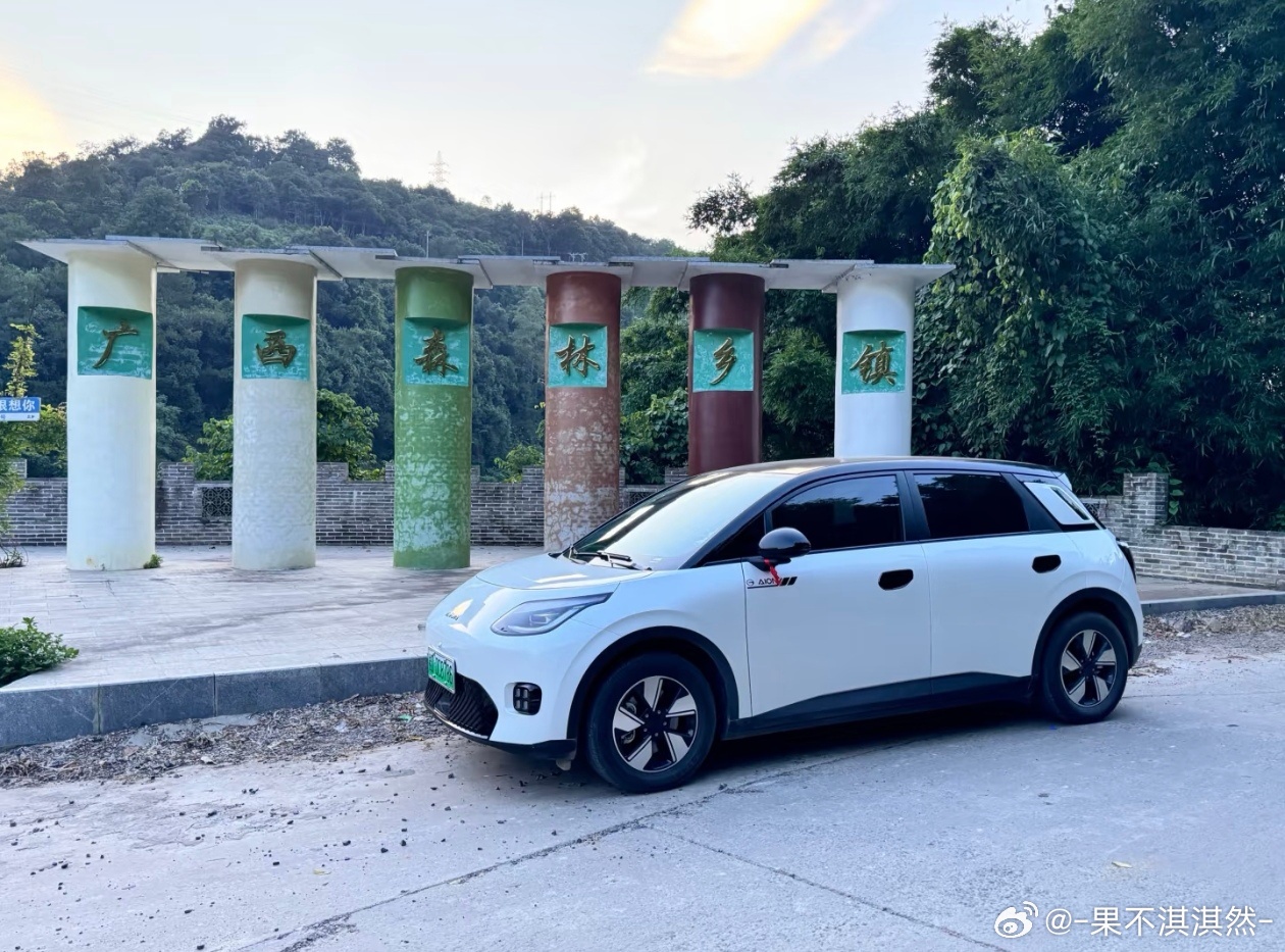 期待已久的2027款埃安UT即将焕新上市，宁德530km版本诸多亮点让人难以抉择。长续航解决日常通勤充电频繁、周末出游里程受限的痛点，一周一次充电足够覆盖工作日出行，近郊微度假无需中途补能。可灵活变换的空间拓展无数玩法，工作日车内午休，周末约上好友露营，一车多用。潮流掀背外观适配年轻人审美 ​