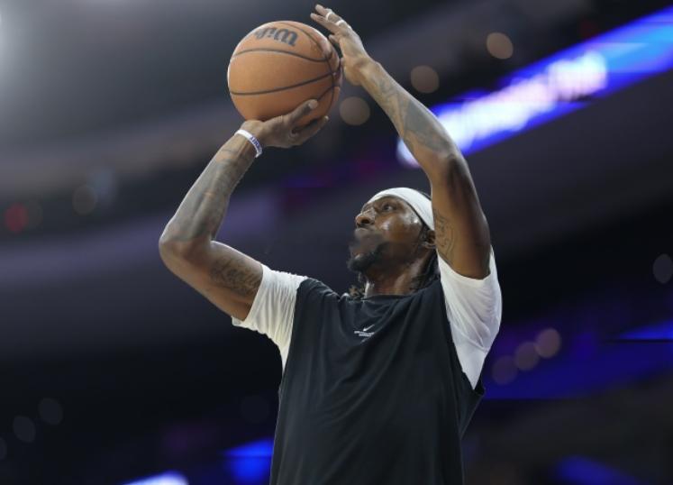 NBA常规赛，76人127-116击败雄鹿，取得开季三连胜。赛后，76人球员波普接受了媒体采访。

谈到自己如何快速融入76人，波普说道：“我认为自己最大的优势之一，就是能够适应任何球队、任何组织。我能够为球队带来的就是3D属性，这让我可以很自然地融入现在的阵容。说实话，我现在非常兴奋，也打得很开心 ​