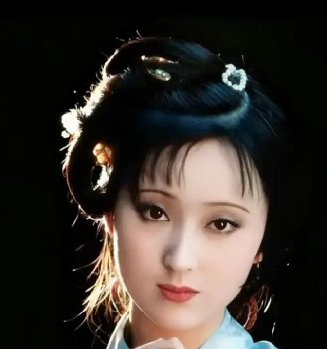 当年在电影里较着劲演贾琏和王熙凤的唐国强与刘晓庆，时隔三十来年，居然被网友推着要去争刘姥姥和贾母

胡玫重拍红楼梦，贾母挑中了九十多岁跪在地上拍戏都不吭声的卢燕，刘姥姥的角儿还没定下来，大伙就迫不及待把旧账翻出来起哄

一边是九旬老戏骨压阵，一边是十二到十七岁还没脱干净奶气的小孩去演宝黛，这代沟拉得