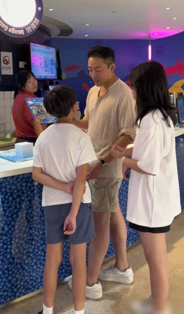一件大短袖，把评论区看破防了。小玥儿跟着汪小菲和马筱梅出门，穿得松松垮垮，旁边的表姐们个个是精致小洋装。网友立马开骂：小姨呢？姥姥呢？亲妈走了，就没人管了？
可事实是，大S走后，俩孩子的监护权自动回到汪小菲手里。汪小菲没把孩子硬拽回北京，留他们在熟悉的地方生活，马筱梅带着吃饭、祈福，日常没断过。